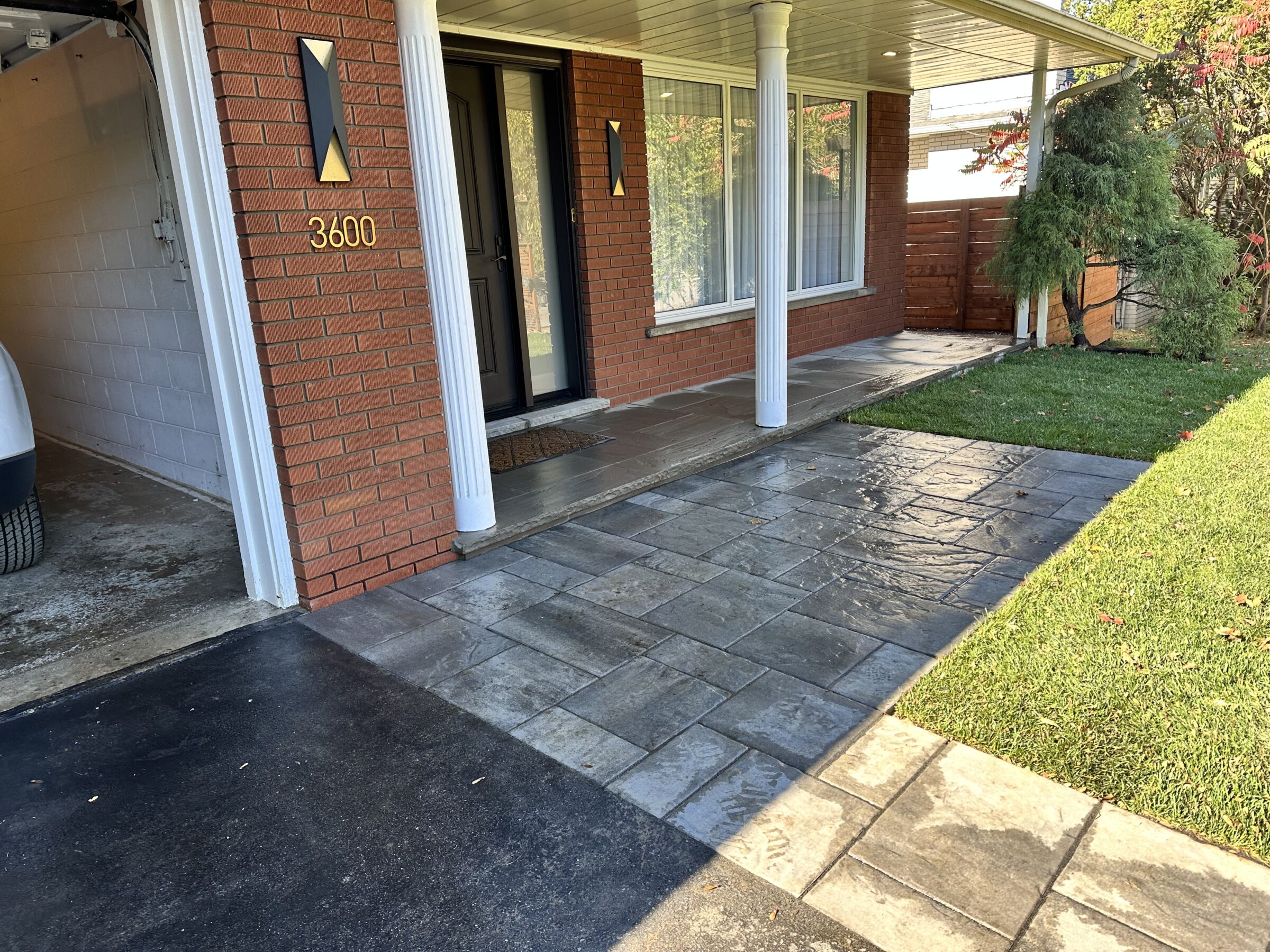 Entrance with a smooth hardcape